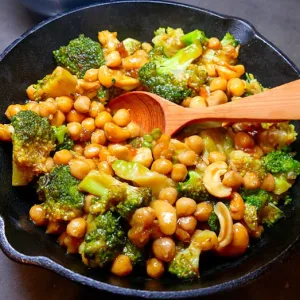 Casserole de brocoli, pois chiches, sauce onctueuse à l'ail