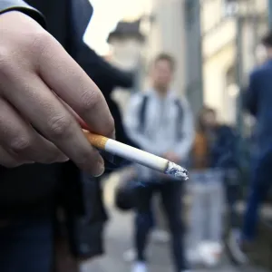 Interdiction de la vente de tabac aux jeunes : "La génération sans tabac, c'est une idée qui est applicable", estime un tabacologue