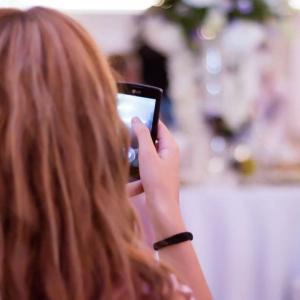 Dans les smartphones des écoliers : « TikTok, ça nous rend fous… »