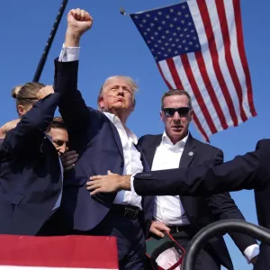 Trump, toujours le poing levé