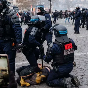 7 ans après les "gilets jaunes" : la police face à son image