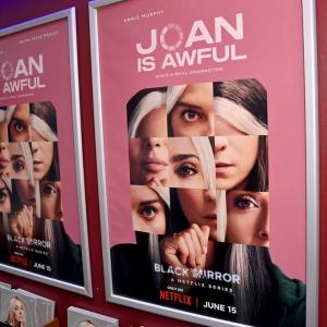 La série Black Mirror : quand la dystopie se regarde en famille