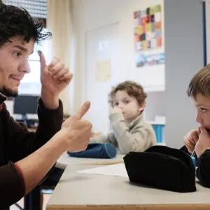 Enseigner la langue des signes, c’est important pour tous les élèves, sourds et entendants