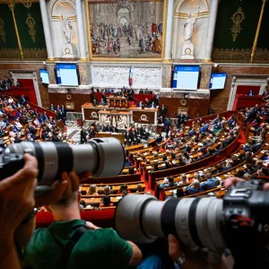 L’Assemblée nationale accuse les coups
