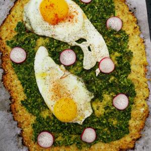 Pizza de chou-fleur, pesto aux feuilles de chou-fleur