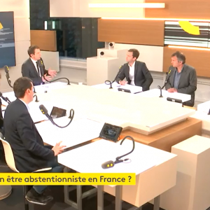 Voici ce qu’il se passe réellement avant et pendant une émission de “débat”