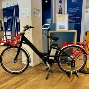 Transports - La Poste revend les vélos électriques des facteurs, refaits à neuf, dans son agence place De-Gaulle à Orléans
