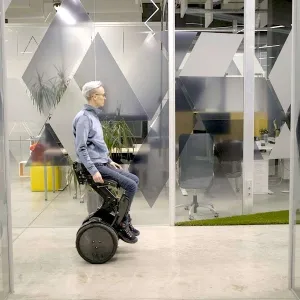 Ce fauteuil roulant génial inspiré du Segway permet de se déplacer debout jusqu’à 20 km/h