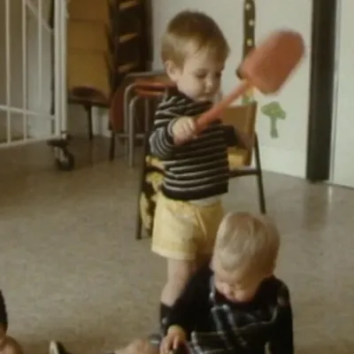 Bébés : l’apprentissage à coups de pelle