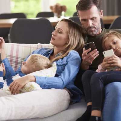 Le smartphone, couteau suisse de l’éducation familiale ?