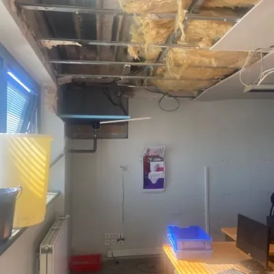 Il pleut dans les salles de ce lycée !