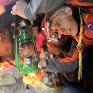 Foc, tradició i cultura: així contribueix l'escoltisme i el guiatge català a distribuir la Flama del Canigó