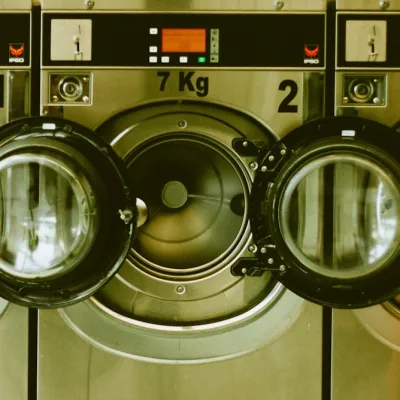 Lessive : Peut-on passer de 50 à 5 ingrédients et toujours avoir un linge propre ?
