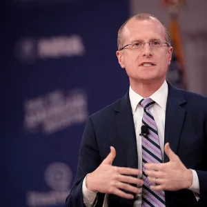 Trump prévoit de nommer le critique de la tech Brendan Carr à la tête de la FCC - Next