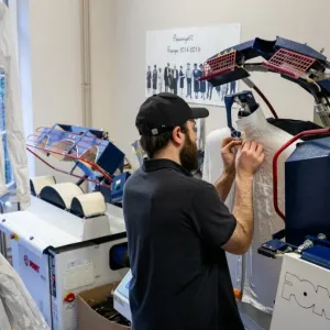 Il repasse les chemises à tour de bras grâce à sa machine magique