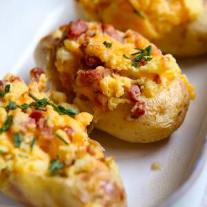Pommes de terre au four farcies aux lardons et Cheddar