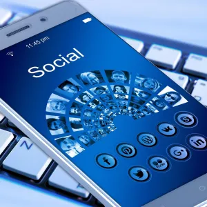 [Autopromo] Réseaux sociaux : et si on arrêtait de construire des phares ? – Revue Hermès – Cognition – Communication – Politique