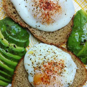 Oeufs pochés, doigts dans le nez