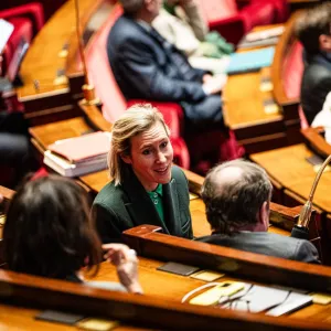 Interdiction des réseaux sociaux aux moins de 15 ans : le gouvernement engage la procédure accélérée pour que le texte puisse entrer en vigueur dès la rentrée