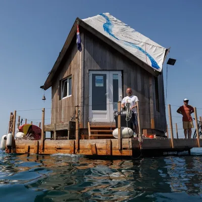 «Envisager la montée du niveau de la mer autrement» : voyage sur une étrange maison flottante au large de Saint-Malo