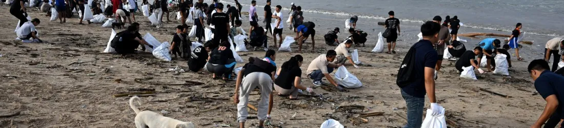 A Bali, les plages envahies par l'un des "pires" échouages de déchets plastiques, selon une ONG