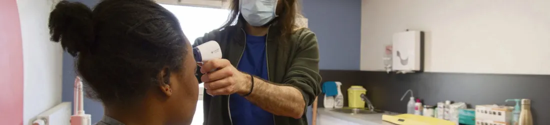 « Une vision patriarcale de la famille » : le Sénat veut conditionner l’accès des femmes exilées à l’AME au bon vouloir de leur conjoint