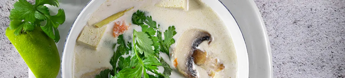 Soupe thaï au lait de coco et au citron vert (végétarien, vegan)