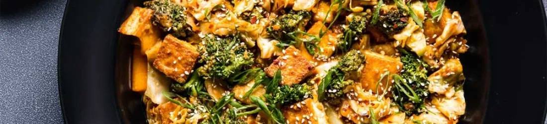 Tofu sauté, sauce au beurre de cacahuète