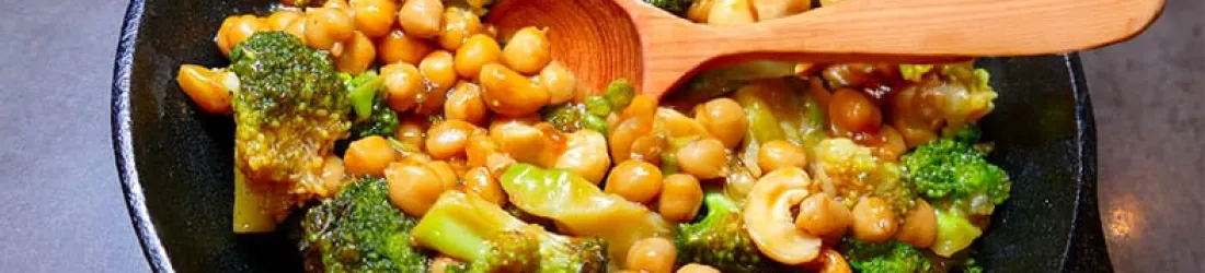 Casserole de brocoli, pois chiches, sauce onctueuse à l'ail