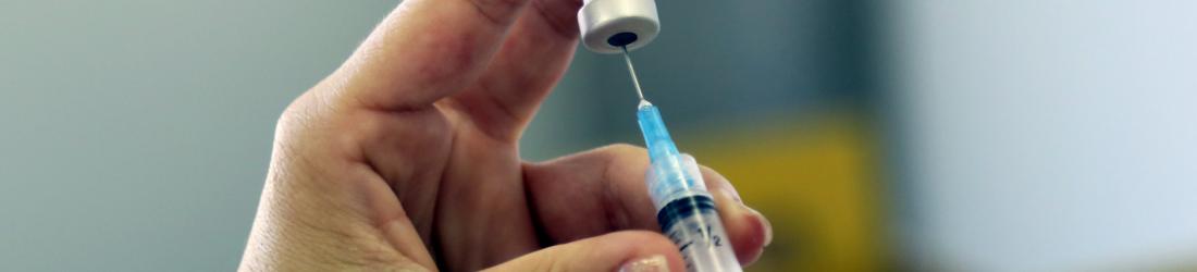 Quelles différences entre le vaccin d’AstraZeneca et ceux de Pfizer et Moderna ?
