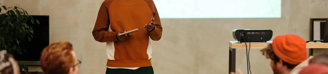 Comment rendre une conférence ou une présentation accessible ? Bonnes pratiques et outils