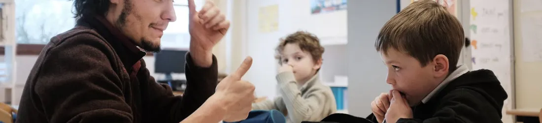 Enseigner la langue des signes, c’est important pour tous les élèves, sourds et entendants