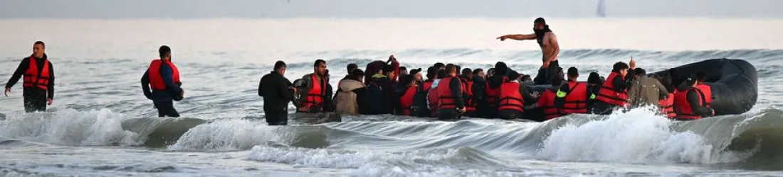 Traversées de la Manche : jusqu’à 15 ans de prison pour 18 membres d’un réseau “tentaculaire” de passeurs de migrants