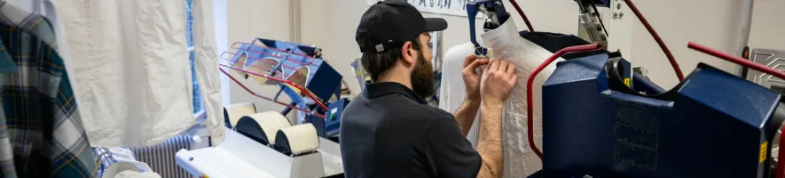 Il repasse les chemises à tour de bras grâce à sa machine magique
